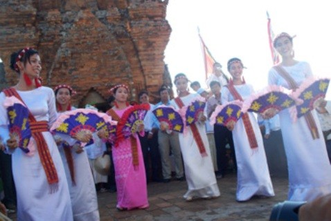 Rakyat etnis minoritas Cham di kabupaten Phuoc Hau membangun pedesaan baru - ảnh 2